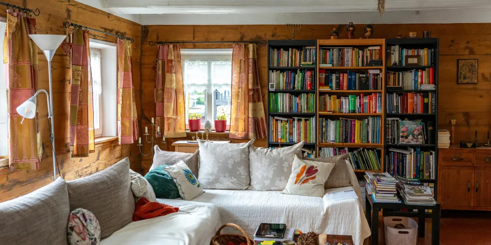 Mastering Terracotta and Rust Shades for Cozy Living Rooms